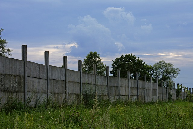moderní typ betonového plotu